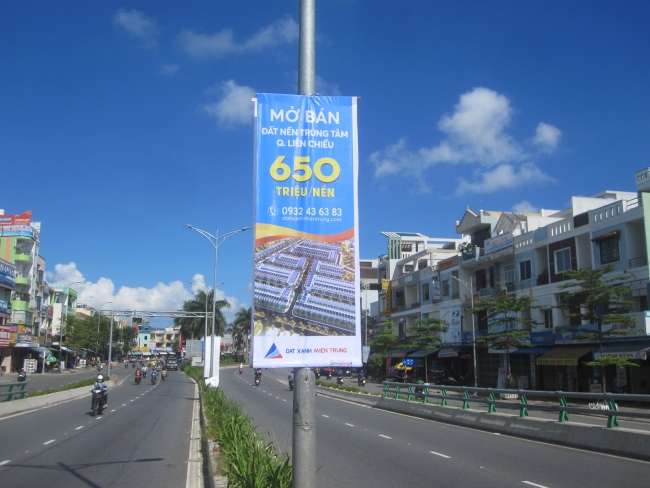 Treo băng rôn quảng cáo TPHCM ( băng rôn dọc)