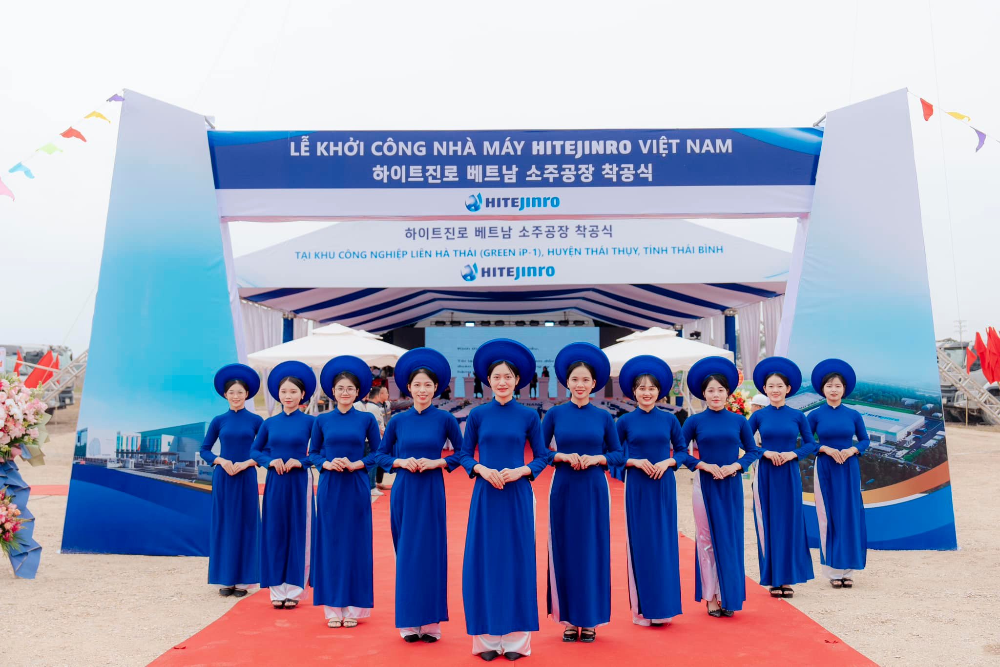 PG đón khách tổ chức lễ động thổ