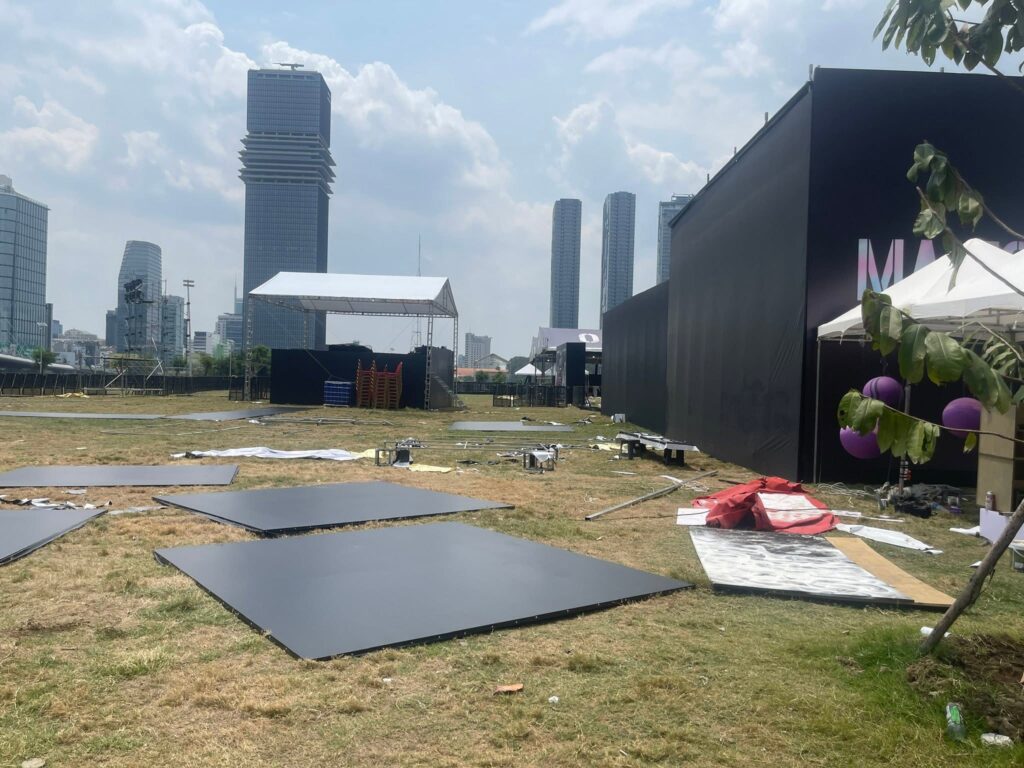 SETTUP SÂN KHẤU NGOÀI TRỜI