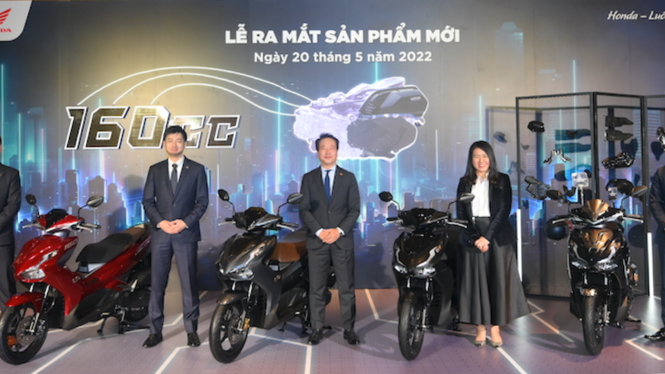 công ty tổ nht tổ chức lễ ra mắt sản phẩm mới trong nhà hàng